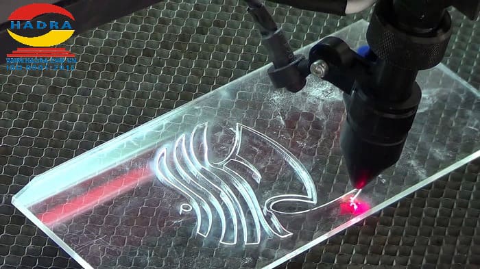 Ưu, nhược điểm của phương pháp cắt khắc mica theo yêu cầu bằng Laser